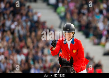 Caen, Frankreich. 06. Sep, 2014. Fahrer Beezie Madden der USA auf Pferd «Cortes C» reagiert Das Springturnier während der World Equestrian Games 2014 in Caen, Frankreich, 6. September 2014. Foto: Rolf Vennenbernd/Dpa/Alamy Live News Stockfoto