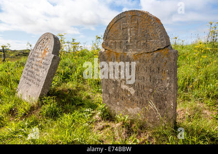 schiefe alte Grabsteine in einem verlassenen Küste Friedhof Stockfoto