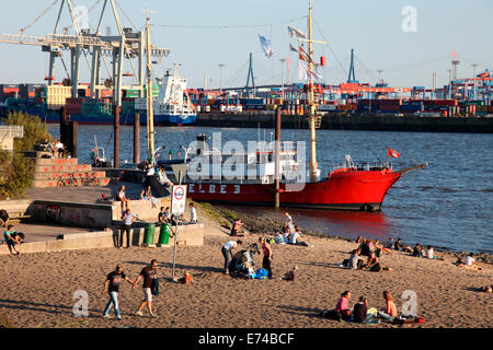 Der Strand am Hamburger Hafen. Stockfoto