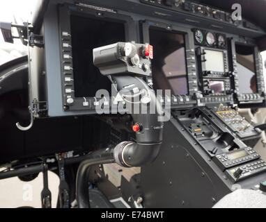 Helikopter-Cockpit mit dem zyklischen Stick im Vordergrund. Geringe Schärfentiefe mit dem Stock im Fokus. Stockfoto