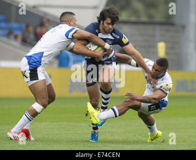 Manchester, größere Manchester, UK. 6. Sep, 2014. 6. September 2014 - AJ Bell Stadion, größere Manchester, UK - Verkauf-Verteidiger LUKE MCLEAN durch einen Spalt zwischen Bath Rugby KYLE EASTMOND und ANTHONY WATSON während der Sale Sharks - V-Bath Rugby geht Spiel in der Aviva Premiership: Steve Flynn-ZUMA Press Credit: Steve Flynn/ZUMA Draht/Alamy Live News Stockfoto