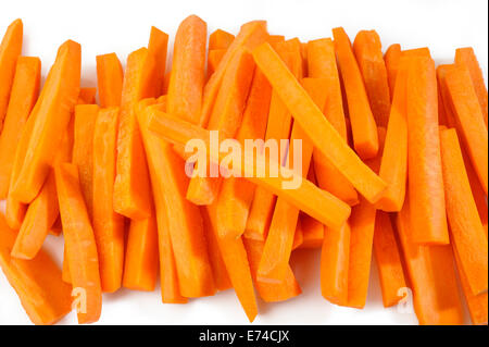 frische Karotten-sticks auf weißem Hintergrund Stockfoto