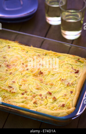 Traditionelle deutsche Zwiebelkuchen oder Zwiebelkuchen, aus einem Hefeteig und garniert mit Zwiebeln und Speck in Sahnesauce Stockfoto