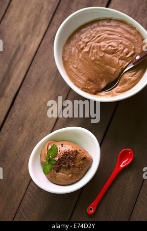 Französische Dessert namens Mousse au Chocolat, geschmolzene Schokolade, Ei, Sahne und Zucker gemacht in Schälchen serviert Stockfoto