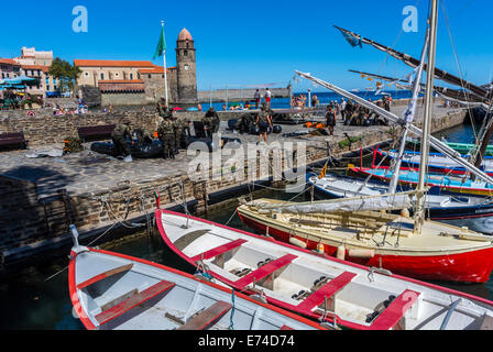 Collioure, Frankreich, Französisch Armee Soldaten Vorbereitung Bots für militärische Übung, am Strand, im Dorf am Meer in der Nähe von Perpignan, Südfrankreich Stockfoto