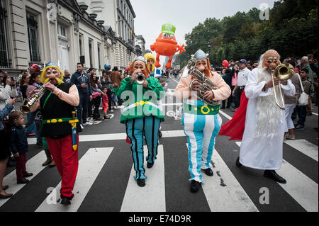 Brüssel, Bxl, Belgien. 6. Sep, 2014. Menschen verkleidet als Charaktere aus Comic-Serie Asterix und Obelix in des Ballons Day Parade im Rahmen des jährlichen Comic Book Festival in Brüssel auf 06.09.2014 von Wiktor Dabkowski Credit teilnehmen: Wiktor Dabkowski/ZUMA Draht/Alamy Live News Stockfoto