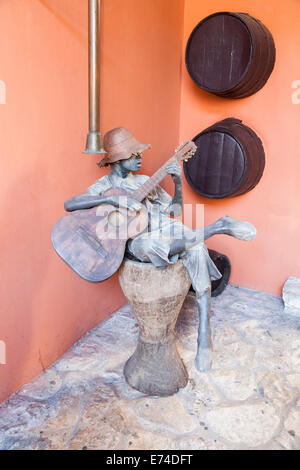 Statue mit Fässern für Havana Club Rum, Museo del Ron (Museum von Rum), Brennereien Havana Club Rum, Havanna, Kuba Stockfoto