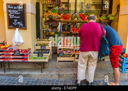 Collioure, Frankreich, Paar, Familieneinkauf im lokalen French Food Store, in Seaside Village in der Nähe von Perpignan, Südfrankreich, Kleinstadt, Gemüse, Ladenfronten Stockfoto