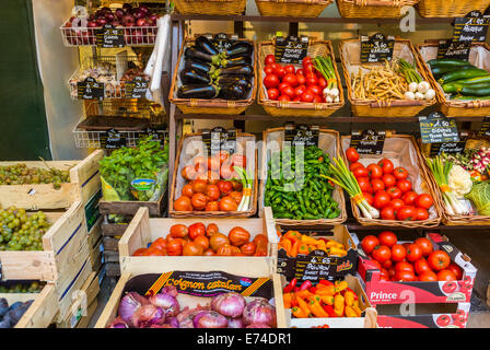 Collioure, Frankreich, Einkaufen im lokalen französischen Lebensmittelgeschäft, Nachbarschaft Lebensmittelgeschäft Gemüse in Seaside Town in der Nähe von Perpignan, Südfrankreich, gesunde Lebensmittel Stockfoto