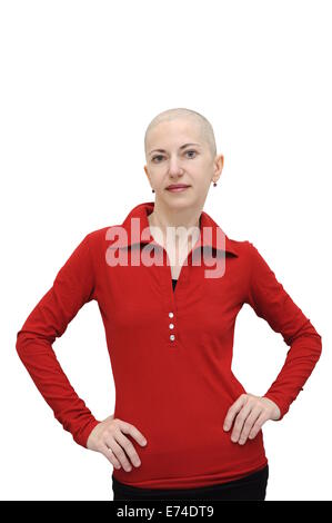 Glatze Frau im roten t-Shirt Shirt stehen mit angewinkelten Armen. Isoliert auf weiss. Stockfoto