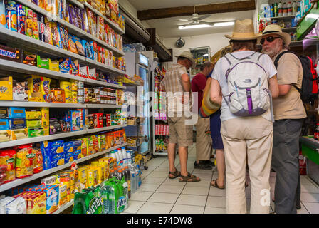 Collioure, Frankreich, Gruppe Frauen Touristen kaufen Produkte im lokalen Supermarkt Shop in Seaside Town in der Nähe von Perpignan, Südfrankreich, Innenansicht des Supermarktes Stockfoto