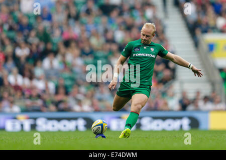 Twickenham, Großbritannien. 06. Sep, 2014. Aviva Premiership Rugby. London Irish versus Harlekine. London Irish Outhalf Shane Geraghty tritt eine Strafe Credit: Action Plus Sport/Alamy Live News Stockfoto