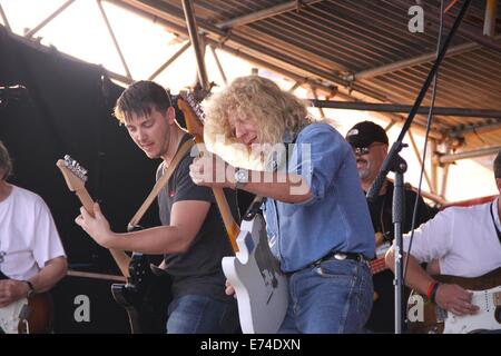 Lyme Regis, Dorset, UK. 6. September 2014. Gitarristen aus ganz England trafen sich heute für Gitarren am Strand, jetzt im 2. Jahr und erreicht eine Rekord-3325 Spieler ausführen "Rave On", "Rockin ' All Over The World" und "Smoke On The Water" unisono am Strand von Lyme Regis. Deep Purple Frontmann Ian Gillan wieder aus der Band flog den USA Tour, die Veranstaltung zu leiten.   Bildnachweis: Tony Charnock/Alamy Live-Nachrichten Stockfoto