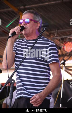 Lyme Regis, Dorset, UK. 6. September 2014. Ian Gillan von Deep Purple führt bei Gitarren am Strand. Gitarristen aus ganz England trafen sich heute für Gitarren am Strand, jetzt im 2. Jahr und erreicht eine Rekord-3325 Spieler ausführen "Rave On", "Rockin ' All Over The World" und "Smoke On The Water" unisono am Strand von Lyme Regis. Deep Purple Frontmann Ian Gillan wieder aus der Band flog den USA Tour, die Veranstaltung zu leiten.   Bildnachweis: Tony Charnock/Alamy Live-Nachrichten Stockfoto