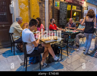 Perpignan, Frankreich, Leute mit mittlerer Menschenmenge, Touristen, Männer sitzen am Tisch, französisches Regionalrestaurant, Terrasse auf der Straße, 'La Carmagnole' Leute essen draußen, Restaurant südfrankreich außen Stockfoto