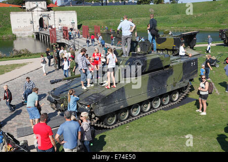 Kopenhagen, Dänemark. 6. September 2014. Offenen Tür zur Feier des 400. Jahrestages der dänischen Armee.  Eine große Anzahl von gegenwärtigen und ehemaligen Service-Personal, Veteranen, Familien, neugierige Dänen und Touristen die umfassende praktische Ausstellungen, Performances und Aktivitäten an Kastellet (Zitadelle) und den benachbarten Churchill Park besuchen. Immer nah an Klettern, berühren, und stellen Sie Fragen über Vintage und moderne Kampf- und spezielle Fahrzeuge war ein Hit. Hier eine zeitgenössische Kampffahrzeug vom Typ CV 9035. Bildnachweis: Niels Quist/Alamy Live-Nachrichten Stockfoto