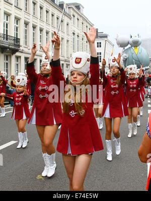 Brüssel, Belgien. 6. Sep, 2014. Mädchen die parade während des Ballons Day Parade im Rahmen des jährlichen Comic Book Festival in Brüssel, Hauptstadt von Belgien, am 6. September 2014. Bildnachweis: Gong Bing/Xinhua/Alamy Live-Nachrichten Stockfoto