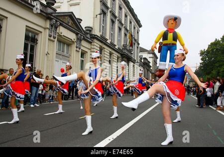 Brüssel, Belgien. 6. Sep, 2014. Mädchen die parade während des Ballons Day Parade im Rahmen des jährlichen Comic Book Festival in Brüssel, Hauptstadt von Belgien, am 6. September 2014. Bildnachweis: Gong Bing/Xinhua/Alamy Live-Nachrichten Stockfoto