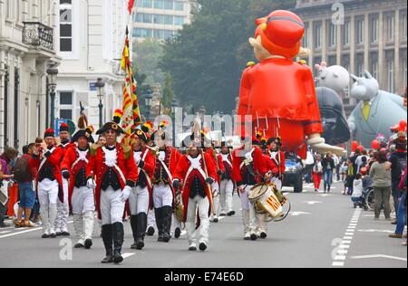 Brüssel, Belgien. 6. Sep, 2014. Menschen die parade während des Ballons Day Parade im Rahmen des jährlichen Comic Book Festival in Brüssel, Hauptstadt von Belgien, am 6. September 2014. Bildnachweis: Gong Bing/Xinhua/Alamy Live-Nachrichten Stockfoto