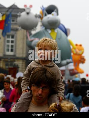 Brüssel, Belgien. 6. Sep, 2014. Ein Kind wird während des Ballons Day Parade im Rahmen des jährlichen Comic Book Festival in Brüssel, Hauptstadt von Belgien, am 6. September 2014 gesehen. Bildnachweis: Gong Bing/Xinhua/Alamy Live-Nachrichten Stockfoto