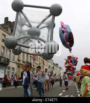 Brüssel, Belgien. 6. Sep, 2014. Eine aufblasbare Atomium wird während des Ballons Day Parade im Rahmen des jährlichen Comic Book Festival in Brüssel, Hauptstadt von Belgien, am 6. September 2014 gesehen. Bildnachweis: Gong Bing/Xinhua/Alamy Live-Nachrichten Stockfoto