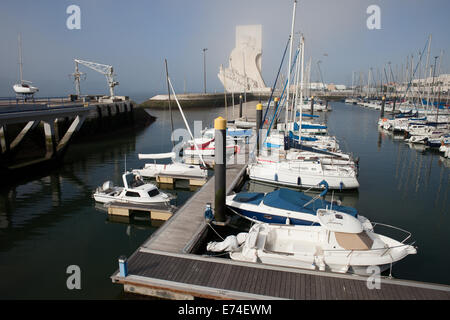 Marina in Belem Viertel von Lissabon in Portugal und Denkmal der Entdeckungen am Ende. Stockfoto