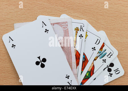 Kartenspiel Poker zeigt einen Royal Flush mit ein-Euro-Schein Stockfoto