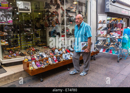 Perpignan, Frankreich, französischer alter Mann, der an lokalen Schuhläden im Old City Center vorbeigeht, Geschäfte auf der Straße, Schuhe kaufen, Einsamkeit älterer Menschen Stockfoto