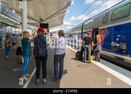 Perpignan, Frankreich, Gruppe Touristen im Gespräch mit SNCF Hostess, Reisen französischer TGV-Bahnhof, sncf-Bahnplattform, globaler Zugverkehr Stockfoto