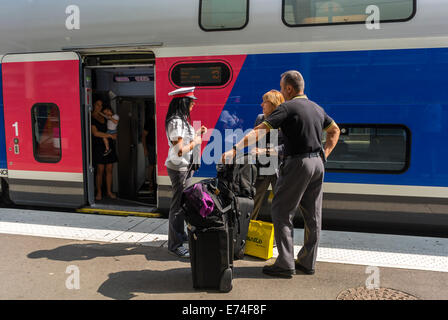 Perpignan, Frankreich, Gruppe Touristen, Reisen französischen Bahnhof, im Gespräch mit Gepäckträger von TGV-Hochgeschwindigkeitszug, SNCF-Plattform Stockfoto