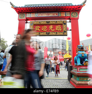 Düsseldorf, Deutschland. 6. Sep, 2014. Touristen herumlaufen eines Marktes auf das Chinafest in Düsseldorf, Deutschland, am 6. September 2014. 4. Chinafest wurde von Düsseldorf Regierung organisiert seit 2011 jährlich etwa 30.000 Touristen anzieht. Bildnachweis: Luo Huanhuan/Xinhua/Alamy Live-Nachrichten Stockfoto