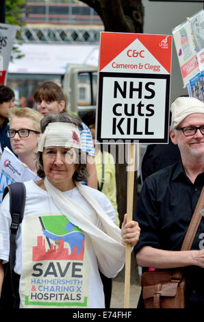 London, UK. 6. September 2014.  März für den NHS. Demonstranten von Jarrow kommen in London zu einer Kundgebung auf dem Trafalgar Square gegen die Privatisierung des National Health Service: PjrNews/Alamy Live News Stockfoto