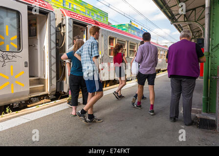 Perpignan, Frankreich, Gruppe junge Touristen Jugendliche, Reisen, der französische Bahnhof SNCF-Plattform Stockfoto