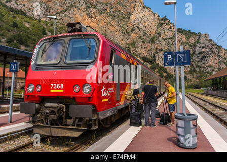 Villefranche-de-Conflent, Frankreich, Touristen besuchen Pyrenäen-Dorf, Bahnhof, in der Nähe von Perpignan, sncf-Bahnsteig, Zugbahn frankreich ländlich Stockfoto