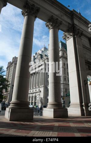 Die Leihmutter Court in Manhattan Civic Center von New York City Municipal Building gesehen. Beide sind Sehenswürdigkeiten. Stockfoto