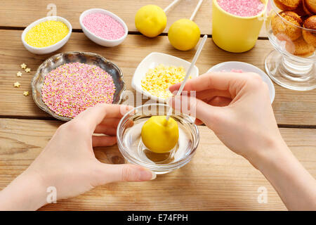 Dekorieren einen Kuchen pops. Party-dessert Stockfoto