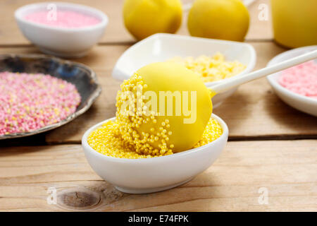 Dekorieren einen Kuchen pops. Party-dessert Stockfoto