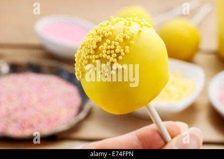 Dekorieren einen Kuchen pops. Party-dessert Stockfoto