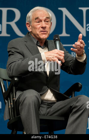 Presidential hoffnungsvoll, Texas Kongressabgeordnete Ron Paul spricht mit potentiellen Unterstützern in Durham, NH. 06.01.2014 Stockfoto