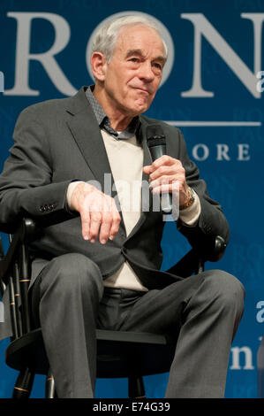 Presidential hoffnungsvoll, Texas Kongressabgeordnete Ron Paul spricht mit potentiellen Unterstützern in Durham, NH. 06.01.2014 Stockfoto