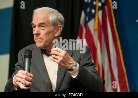 Presidential hoffnungsvoll, Texas Kongressabgeordnete Ron Paul spricht mit potentiellen Unterstützern in Durham, NH. 06.01.2014 Stockfoto