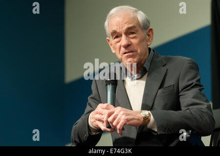 Presidential hoffnungsvoll, Texas Kongressabgeordnete Ron Paul spricht mit potentiellen Unterstützern in Durham, NH. 06.01.2014 Stockfoto