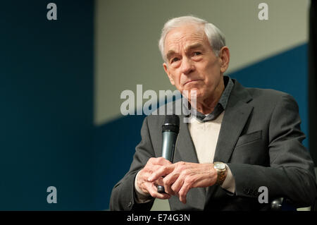 Presidential hoffnungsvoll, Texas Kongressabgeordnete Ron Paul spricht mit potentiellen Unterstützern in Durham, NH. 06.01.2014 Stockfoto