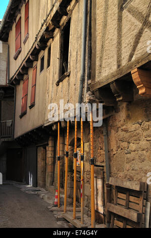 Haus von Gerüsten aufgehalten Stockfoto