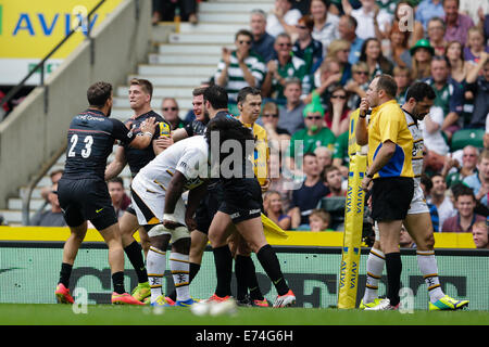 Twickenham, Großbritannien. 06. Sep, 2014. Aviva Premiership Rugby. Sarazenen im Vergleich zu London Wasps. Sarazenen Flügelspieler David Strettle feiert seinen Versuch mit Teamkollegen Credit: Action Plus Sport/Alamy Live News Stockfoto