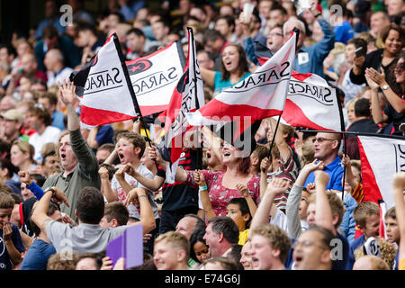 Twickenham, Großbritannien. 06. Sep, 2014. Aviva Premiership Rugby. Sarazenen im Vergleich zu London Wasps. Sarazenen-Fans zeigen ihre Freude über den Last-Minute-Sieg Credit Clinchen: Action Plus Sport/Alamy Live News Stockfoto