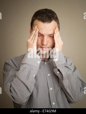 Kaukasischen Jüngling mit Kopfschmerzen, lässige Studioportrait Stockfoto