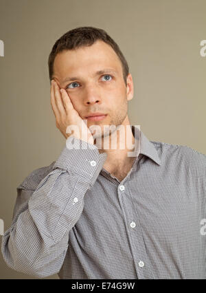 Jungen denken kaukasischen Mann, lässige Studioportrait Stockfoto