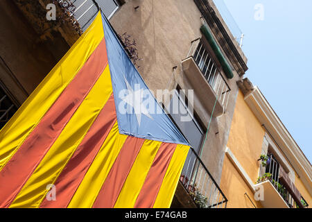 Flagge des unabhängigen Katalonien Fassade des lebendigen Haus hängen Stockfoto