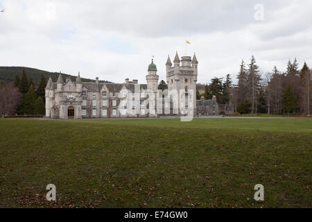 Balmoral Castle, der Sommerresidenz der britischen Königsfamilie, von Süden gesehen. Stockfoto